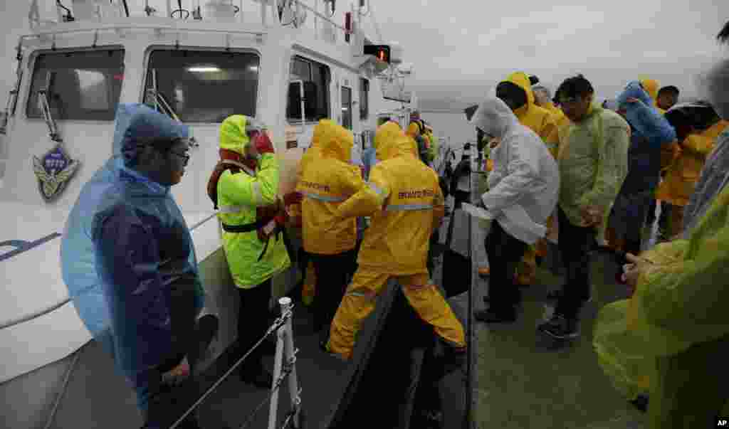 Relatives of passengers board a South Korean Coast Guard boat to go to the scene of the rescue area, Jindo, South Korea, April 17, 2014.&nbsp;