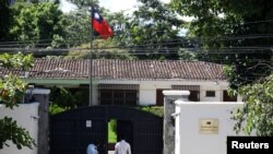 在萨尔瓦多政府宣布中断与台湾的外交关系的一天后，一位男士走进台湾驻圣萨尔瓦多的大使馆。（2018年8月21日）