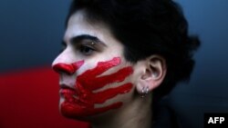 ILUSTRACIJA - Žena tokom protesta zbog seksualnog zlostavljanja, silovanja i nasilja u porodici (Foto: AFP/Patrick Baz/Abaad)