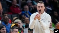 Darko Rajaković tokom utakmice protiv Vizardsa u Vašingtonu, 27. decembra 2023. (Foto: AP/Alex Brandon)