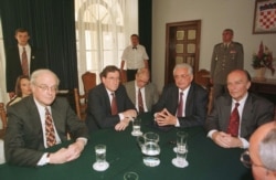 Robert Gelbard, Richard Holbrook, Franjo Tuđman i Alija Izetbegović. AP Photo/Bozo Vukicevic
