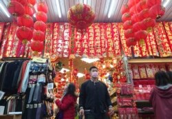 Dekorasi Tahun Baru Imlek di pertokoan Taipei, Taiwan (foto: ilustrasi).