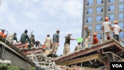 រូបឯកសារ៖ ប្រតិបត្តិការ​ស្វែងរក​មនុស្ស​ក្នុងគំនរ​អគារ​បាក់​បែក​នៅ​ក្រុង​ព្រះសីហនុ នៅព្រឹកថ្ងៃអាទិត្យ ទី២៣ ខែមិថុនា ឆ្នាំ ២០១៩។ (ស៊ុន ណារិន/ VOA Khmer)