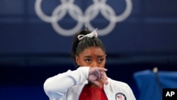 美国体操名将西蒙·拜尔斯以个人心理健康因素,先后退出东京奥运会女子体操团体和个人全能两项比赛