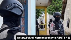 Polisi berjaga di luar rumah tersangka militan setelah polisi antiteror dari unit Densus 88 menembak tiga tersangka di Serpong, Tangerang Selatan, 21 Desember 2016.(Foto: Antara/Fakhri Hermansyah via REUTERS). Satu lagi terduga teroris ditangkap polisi di Depok, Jumat sore (10/9)
