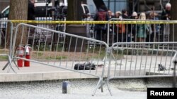 Mesto na kom se, pred sudom na Menhetnu, zapalila jedna osoba tokom suđenja Donaldu Trampu (REUTERS/Brendan McDermid)