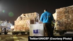 Mosali moko ya UNICEF pene na maboke ma mwangwele ma COVID-19 ya AstraZeneca makoni na libanda lya mpepo ya N'Djili, Kinshasa, 2 mars 2021. (Twitter/UNICEF)