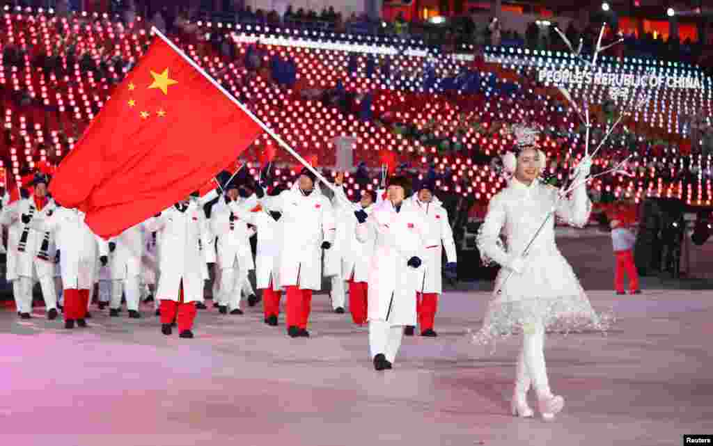 在韩国平昌,2018年冬奥会开幕式上,中国运动员入场, 短道速滑运动员周洋担任代表团旗手 (2018年2月9日)。