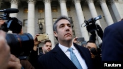 前特朗普私人律师迈克尔·科恩在曼哈顿的联邦法庭承认有罪后离开法庭。（2018年11月29日）