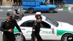 Patrola iranske policije, arhivska fotografija iz 2015. (Foto: AP/Ebrahim Noroozi)