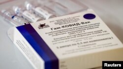 ARHIVA, ILUSTRACIJA - Pakovanje ruske vakcine protiv koronavrusa Sputnjik V. (Foto: Reuters/Shamil Zhumatov)