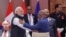 Ketua Uni Afrika dan Presiden Komoro Azali Assoumani (kanan) dan Perdana Menteri India Narendra Modi memberi isyarat pada sesi pertama KTT G20 di New Delhi, India 9 September 2023 lalu.