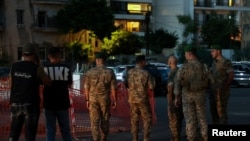 2024 年 9 月 18 日，黎巴嫩军队成员准备在黎巴嫩贝鲁特美国大学医学中心外对对讲机设备进行控制爆炸。(路透社）