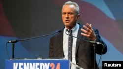 Robert Kenedi na mitingu u Arizoni, 5. februar 2024. (REUTERS/Rebecca Noble)