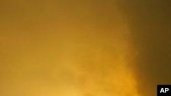 的黎波里的上空周二凌晨被轰炸引发的火光照亮