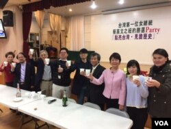 纽约台湾人社团开香槟举杯祝贺蔡英文当选