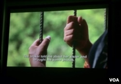 Korban perdagangan manusia yang ditampilkan dalam film dokumenter “Bride With a Price Tag” menceritakan kisahnya dipancing untuk menikah dengan seorang pria China dan dipaksa bekerja sebagai budak di China. (Phorn Bopha/VOA Khmer)