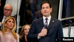Novopotvrđeni američki državni sekretar Marko Rubio, sa svojom suprugom, Dženet Douzdebis Rubio, govori u Stejt departmentu u Vašingtonu, 21. januar, 2025. (Foto: REUTERS/Elizabeth Frantz)