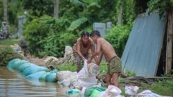 ប្រជាជនក្រុងពោធិ៍សាត់ព្យាយាមទប់ទឹកដែលជន់លិចកុំឱ្យចូលផ្ទះកាលពីថ្ងៃទី១០ ខែតុលា ឆ្នាំ២០២០កន្លងទៅ។ (រូបថតពីសាលាខេត្តពោធិ៍សាត់)