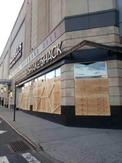 皇后购物中心周围钉起了木板 黄友兴提供