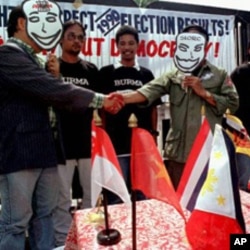 自由缅甸支持者在菲律宾外交部前讽刺东盟接纳缅甸军人统治者(1997年7月23日)