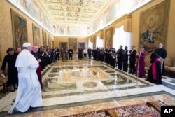 圣诞节之前，天主教教宗方济各在梵蒂冈枢密会议厅会见了台湾教会合作协会代表团（2017年12月7日）。