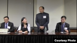 周志兴（立者），共识网执行长；左一为杨恒均，网络活跃人士 (美中关系全国委员会提供)