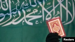 维吉尼亚州一所学校的社会学课程上所学的阿拉伯书法使用了该资料照片标语上显示的“没有上帝只有阿拉，默罕默德是阿拉的信使” 的句子。