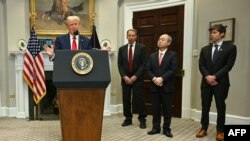Presiden AS Donald Trump didampingi CEO SoftBank Group Masayoshi Son (kedua dari kanan), Kepala Eksekutif Oracle Larry Ellison dan CEO OpenAI Sam Altman, di Gedung Putih, Washington, Selasa, 21 Januari 2025. (Foto: Jim Watson/AFP)