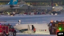 အမေရိကန် Delta လေကြောင်းလိုင်းလေယာဉ်တစင်း ကနေဒါနိုင်ငံ တိုရွန်တိုမြို့လေဆိပ်အဆင်း ပျက်ကျသွားတဲ့မြင်ကွင်း။ (ဖေဖေါ်ဝါရီ ၁၇၊ ၂၀၂၅) 