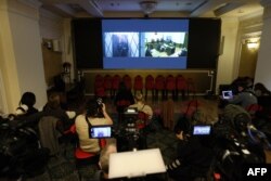 Pritvoreni ruski opozicioni lider Aleksej Navalni viđen na video linku kako svedoči tokom saslušanja iz zatvora u polarnom krugu pred Vrhovnim sudom u Moskvi, 11. januara 2024.