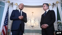 Menteri Luar Negeri AS Antony Blinken (kanan) menerima Sekretaris Jenderal Liga Arab Ahmed Aboul Gheit, di Departemen Luar Negeri AS di Washington, DC, Rabu 19 Juli 2023. 