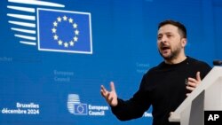 Presiden Ukraina Volodymyr Zelenskyy berbicara dalam konferensi pers di tengah pertemuan para pemimpin negara-negara Uni Eropa di Brussels, pada 19 Desember 2024. (Foto: AP/Geert Vanden Wijngaert)