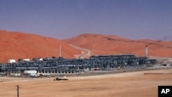 Kilang pengolahan yang memisahkan gas dari minyak mentah tampak di lapangan minyak Shaybah milik Saudi Aramco, di padang pasir Rub al-Khali.
