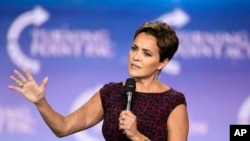 រូបឯកសារ – អ្នកស្រី Kari Lake បេក្ខជន​មកពី​គណបក្ស​សាធារណរដ្ឋ​សម្រាប់​ដំណែង​ព្រឹទ្ធសភា​តំណាង​ឱ្យ​រដ្ឋ Arizona ថ្លែង​ទៅកាន់​អ្នកគាំទ្រ​នៅក្នុង​ធ្វើ​យុទ្ធនាការ​មួយ កាលពី​ថ្ងៃទី៤ ខែកញ្ញា ឆ្នាំ២០២៤ នៅ​ទីក្រុង Mesa រដ្ឋ Arizona។