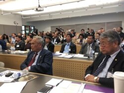 រូប​ឯកសារ៖ លោក​ហុង​ លីម (ស្តាំ) និង​ពលរដ្ឋ​ខ្មែរ​មក​ពី​សហរដ្ឋ​អាមេរិក និង​កាណាដា អំឡុងពេល​សន្និសីទ​ស្តី​ពី​សន្ធិសញ្ញា​សន្តិភាព​ក្រុង​ប៉ារីស​ នៅក្រុង Auburn រដ្ឋ​ Washington កាល​ពី​ថ្ងៃ​សៅរ៍ ទី​១៤ ខែ​តុលា ឆ្នាំ​២០១៧។ សន្និសីទ​នេះត្រូវ​បាន​រៀបចំ​ឡើង​ដោយ​អង្គការ​បណ្តាញ​ពលរដ្ឋ​ខ្មែរ​ដើម្បី​កម្ពុជា (KPNC)។ ពលរដ្ឋ​ខ្មែរ​អាមេរិកាំង និង​ខ្មែរ​កាណាដា ជួបជុំ​គ្នា​ ដើម្បី​ពិភាក្សា​អំពី​ស្ថានភាព​វិវត្តន៍នយោបាយ​នា​ពេល​ថ្មីៗ​នេះ​នៅ​ប្រទេស​កម្ពុជា ស្រប​ពេល​ប្រារព្ធ​ខួប​សន្ធិសញ្ញា​សន្តិភាព​ក្រុង​ប៉ារីស​លើក​ទី ២៦ នៅ​ក្រុង​ Auburn រដ្ឋ Washington កាល​ពី​ថ្ងៃ​ទី១៤ ខែ​តុលា ឆ្នាំ​២០១៧។ (សុខ ខេមរា/វីអូអេ)