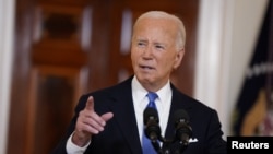 Presiden AS Joe Biden menyampaikan pernyataan terkait keputusan Mahkamah Agung yang menyatakan Donald Trump kebal dari tuntutan federal tentang upaya membalikkan hasil pemilu 2020, di Gedung Putih, Washington, pada 1 Juli 2024. (Foto: Reuters/Elizabeth Frantz)