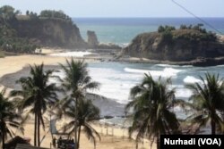 Pantai Klayar, salah satu tujuan wisata di selatan Jawa yang masuk kawasan bahaya tsunami. (Foto:VOA/Nurhadi)