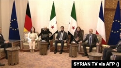 Francuski ministar spoljnih poslova Žan Noel Baro i nemačka ministarka spoljnih poslova Analena Berbok tokom sasatanka sa novim sirijskim vladarom Ahmedom al Šarom u predsedničkoj palati u Damasku, 3. januara 2024, u Damasku, Sirija (Foto: SYRIAN TV via AFP)