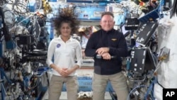 Astronaut NASA Suni Williams dan Butch Wilmore tampil dalam konferensi pers langsung dari stasiun Luar angkasa Internasional pada 13 September 2024. (Foto: NASA via AP)