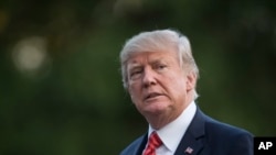 川普总统从“海军陆战队一号”直升机走过白宫南草坪(2017年8月23日)