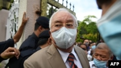 Mantan perdana menteri Malaysia Najib Razak tiba di Pengadilan Duta untuk pembacaan putusan atas kasus tuduhan korupsi di Kuala Lumpur, 28 Juli 2020. (Foto: AFP)
