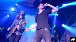 Dan Reynolds dari Imagine Dragons tampil di Hollywood Palladium di Los Angeles, 29 Mei 2013.