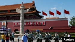 中国武警和警察在天安门巡逻。（2020年5月19日） 