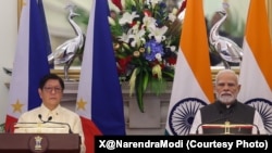 印度总理纳伦德拉·莫迪(右)与菲律宾总统小费迪南德·马科斯在新德里海得拉巴宫会晤后共同发表联合声明。(2025年8月5日)