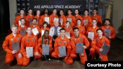 Rizman Nugraha (berdiri ke-4 dari kanan) diantara para pemenang kompetisi AXE Apollo Space Academy