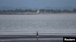 Infrastruktur Myanmar terlihat dari area Teknaf di perbatasan Myanmar-Bangladesh, selama konflik yang sedang berlangsung di negara bagian Rakhine, Myanmar, di Cox's Bazar, Bangladesh, 24 Juni 2024. (REUTERS/Mohammad Ponir Hossain)