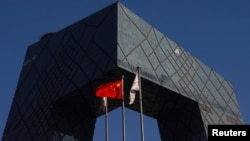 中共官媒央视在总部大楼外的中国国旗。（2021年2月5日）