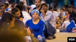 等待进入克罗地亚的移民