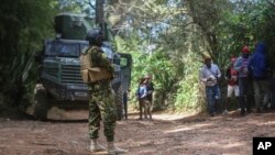 Yon polisye Kenyan fe patwouy nan Kenscoff, Ayiti, 13 Fevriye, 2025. 